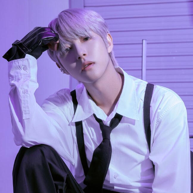 a picture of huang renjun from nct for loading magazine